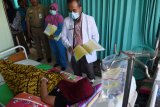Seorang dokter memeriksa pasien Demam Berdarah (DB) di Rumah Sakit Umum Daerah (RSUD) Dolopo, Kabupaten Madiun, Jawa Timur, Senin (4/2/2019). Data di rumah sakit tersebut menyebutkan terjadi lonjakan pasien DB yang dirawat di rumah sakit itu dari delapan orang selama Januari 2018 menjadi 129 orang pada periode sama Januari 2019, atau meningkat 1.600 persen. Antara Jatim/Siswowidodo/zk