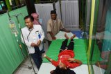 Seorang dokter memeriksa kondisi pasien terduga Demam Berdarah (DB) di tempat perawatan darurat lorong Rumah Sakit Umum Daerah (RSUD) Dolopo, Kabupaten Madiun, Jawa Timur, Senin (4/2/2019). Data di rumah sakit tersebut menyebutkan terjadi lonjakan pasien DB yang dirawat di rumah sakit itu dari delapan orang selama Januari 2018 menjadi 129 orang pada periode sama Januari 2019, atau meningkat 1.600 persen. Antara Jatim/Siswowidodo/zk