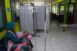 Seorang ibu memangku anaknya yang disangka Demam Berdarah (DB) di lorong Rumah Sakit Umum Daerah (RSUD) Dolopo, Kabupaten Madiun, Jawa Timur, Senin (4/2/2019). Data di rumah sakit tersebut menyebutkan terjadi lonjakan pasien DB yang dirawat di rumah sakit itu dari delapan orang selama Januari 2018 menjadi 129 orang pada periode sama Januari 2019, atau meningkat 1.600 persen. Antara Jatim/Siswowidodo/zk