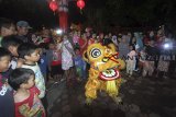 Sejumlah warga menyaksikan atraksi Barongsai di pelataran Vihara Amurwa Bhumi, Cibinong, Bogor, Jawa Barat,  Senin (4/2/2019). Atraksi barongsai menghibur warga saat merayakan malam tahun baru Imlek. ANTARA JABAR/Yulius Satria Wijaya/agr