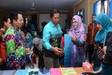 Ketua Dewan Kerajinan Nasional Daerah Tanah Laut  Hj Nurul Hikmah Sukamta menghadiri acara penutupan pelatihan kerajinan kain sasirangan digelar Dinas Tenaga Kerja dan Perindustrian (Disnakerind) Tanah Laut bekerjasama dengan Dekranasda Tanah Laut,  di Aula Kantor Desa Benua Raya, Kecamatan Bati-Bati,  Jum’at siang (1/2).Foto:Antaranews Kalsel/Arianto.
