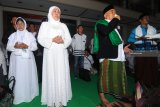 Ketua Dewan Pengarah Jaringan Kiai Santri Nasional (JKSN) Khofifah Indar Parawansa (kedua kiri) bersama Pengasuh Pesantren Amanatul Ummah Surabaya KH Asep Syaifuddin Chalim  (kedua kanan) melantunkan sholawat saat istighatsah di Islamic Center, Pamekasan, Jawa Timur, Senin (4/2/2019).  Istighasah untuk keselamatan bangsa yang dihadiri ribuan muslimat itu sekaligus sebagai  pembekalan relawan JKSN Pamekasan untuk pemenangan Joko Widodo-Ma'ruf Amin. Antara Jatim/Saiful Bahri/ZK