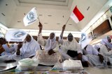 Muslimat melantunkan sholawat saat istighatsah di Islamic Center, Pamekasan, Jawa Timur, Senin (4/2/2019).  Istighatsah untuk keselamatan bangsa dan pembekalan relawan JKSN Pamekasan untuk pemenangan Joko Widodo-Ma'ruf Amin itu dihadiri Dewan Pengarah Jaringan Kiai Santri Nasional (JKSN) Khofifah Indar Parawansa dan Pengasuh Pesantren Amanatul Ummah Surabaya KH Asep Syaifuddin Chalim.Antara Jatim/Saiful Bahri/ZK