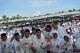 Ketua Tim Kampanye Nasional Capres-Cawapres Joko Widodo-Ma'ruf Amin, Erick Thohir (tengah), Dewan Pengarah JKSN Khofifah Indar Parawansa (dua kanan) dan Wakil Ketua JKSN Arum Sabil (dua kiri) saat deklarasi Jaringan Kiai Santri Nasional (JKSN) di Alun-alun Jombang, Jawa Timur, Sabtu (2/2/2019). Deklarasi JKSN tersebut dihadiri ribuan ibu-ibu Muslimat NU, Kiai dan santri, sebagai bentuk dukungan terhadap Capres-Cawapres nomor urut 01 Joko Widodo-Ma'ruf Amin. Di Kabupaten Jombang JKSN menargetkan bisa memenangkan Jokowi secara signifikan pada Pilpres 2019. Antara Jatim/Syaiful Arif/ZK.