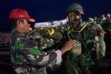 Seorang Jump Master atau pengendali terjun memeriksa kelengkapan alat prajurit TNI AU Paskhas sebelum terjun penyegaran (jungar) dari pesawat Hercules C-130 di atas wilayah Lanud Supadio, Kabupaten Kubu Raya, Kalbar, Jumat (1/2/2019). Jungar tersebut bertujuan untuk meningkatkan kemampuan terjun tempur prajurit Yon 465 Paskhas Brajamusti dan Denhanud 473 Paskhas. ANTARA FOTO/Jessica Helena Wuysang