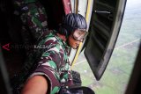 Seorang Jump Master memantau keamanan di luar pesawat Hercules C-130 sebelum prajurit TNI AU Paskhas melakukan terjun penyegaran (jungar) di atas wilayah Lanud Supadio, Kabupaten Kubu Raya, Kalbar, Jumat (1/2/2019). Jungar tersebut bertujuan untuk meningkatkan kemampuan terjun tempur prajurit Yon 465 Paskhas Brajamusti dan Denhanud 473 Paskhas. ANTARA FOTO/Jessica Helena Wuysang

