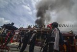 Petugas kepolisian berjaga di depan Vihara Samudra Bhakti yang terbakar di Bandung, Jawa Barat, Selasa (5/2/2019). Kebakaran yang terjadi saat warga tionghoa beribadah di Vihara terbesar dan tertua di Bandung tersebut diduga berasal dari gudang penyimpanan lilin. ANTARA JABAR/Raisan Al Farisi/agr. 