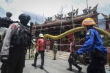 Petugas berusaha memadamkan api yang membakar Vihara Samudra Bhakti di Bandung, Jawa Barat, Selasa (5/2/2019). Kebakaran yang terjadi saat warga tionghoa beribadah di Vihara terbesar dan tertua di Bandung tersebut diduga berasal dari gudang penyimpanan lilin. ANTARA JABAR/Raisan Al Farisi/agr. 