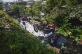 Petugas kepolisian melakukan olah tempat kejadian perkara kecelakaan bus Kramat Djati di Cikopo, Cicalengka, Kabupaten Bandung, Jawa Barat, Rabu (6/2/2019). Kecelakaan bus Kramat Djati jurusan Bandung-Wonogiri tersebut menyebabkan dua orang penumpang meninggal dunia yang diduga akibat supir mengantuk. ANTARA JABAR/Raisan Al Farisi/agr. 