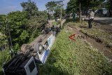 Petugas kepolisian melakukan olah tempat kejadian perkara kecelakaan bus Kramat Djati di Cikopo, Cicalengka, Kabupaten Bandung, Jawa Barat, Rabu (6/2/2019). Kecelakaan bus Kramat Djati jurusan Bandung-Wonogiri tersebut menyebabkan dua orang penumpang meninggal dunia yang diduga akibat supir mengantuk. ANTARA JABAR/Raisan Al Farisi/agr. 