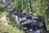 Petugas kepolisian melakukan olah tempat kejadian perkara kecelakaan bus Kramat Djati di Cikopo, Cicalengka, Kabupaten Bandung, Jawa Barat, Rabu (6/2/2019). Kecelakaan bus Kramat Djati jurusan Bandung-Wonogiri tersebut menyebabkan dua orang penumpang meninggal dunia yang diduga akibat supir mengantuk. ANTARA JABAR/Raisan Al Farisi/agr. 