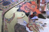 Ki Suparma menyelesaikan pesanan wayang kulit di desa Tambi, Indramayu, Jawa Barat, Kamis (31/1/2019). Kerajinan wayang kulit berbahan kulit kerbau yang dijual seharga Rp500 ribu hingga Rp5 juta per unit tersebut dipasarkan ke sejumlah daerah di Indonesia dan diekspor ke beberapa negara seperti Jepang, Amerika dan Inggris. ANTARA JABAR/Dedhez Anggara/agr.