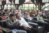 Menteri Riset, Teknologi dan Pendidikan Tinggi, Mohamad Nasir (kedua kiri) berbincang dengan CEO Bukalapak, Achmad Zaky (kiri) saat melakukan kunjungan kerja Kampus ITB, Bandung, Jawa Barat, Jumat (1/2/2019). Dalam kunjungan kerja tersebut, Menristekdikti menjadi pembicara dalam talkshow yang bertemakan 