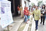 Menteri Badan Usaha Milik Negara (BUMN) Rini Soemarno (kedua kanan) meninjau permukiman warga penerima bantuan sambungan listrik gratis untuk masyarakat tidak mampu melalui Program BUMN Hadir Untuk Negeri di Magetan, Jawa Timur, Jumat (1/2/2019). Pemerintah melalui program tersebut merencanakan penyambungan listrik gratis bagi 128.098 keluarga tidak mampu yang ditargetkan selesai Maret 2019. Antara Jatim/Siswowidodo/ZK.