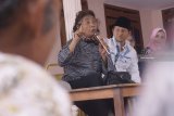 Menteri Kelautan dan Perikanan Susi Pudjiastuti (kiri) didampingi Wakil Bupati Trenggalek Moch Nur Arifin (kedua kiri) berdialog dengan komunitas nelayan di sekitar kawasan Pelabuhan Prigi, Trenggalek, Jawa Timur, Senin (4/2). Dalam dialog itu, Menteri Susi mengingatkan nelayan tentang pentingnya bersama-sama menjaga keberlanjutan ekosistem laut, salah satunya dengan tidak menggunakan rumpon-rumpon untuk menangkap benur (benih udang lobster) serta larangan jaring cantrang. Antara Jatim/Destyan Sujarwoko/ZK