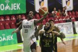 Pebasket NSH Jakarta Dashaun Wiggins (kanan) melakukan lay up melewati hadangan pebasket Bogor Siliwangi Michael Vigilance Jr (kiri) saat pertandingan Indonesian Basketball League (IBL) Pertamax musim 2018-2019 seri Surabaya di GOR Pasific, Surabaya, Jawa Timur, Minggu (3/2/2019). Pada laga tersebut NSH Jakarta mengalahkan Bogor Siliwangi dengan skor akhir 82-63. Antara Jatim/Moch Asim/ZK.