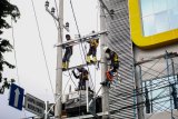 Pekerja memasang instalasi jaringan di tiang listrik baru di Sidoarjo, Jawa Timur, Jumat (1/2/2019). Pemprov Jatim menargetkan rasio elektrifikasi naik dari 93,1 persen di tahun 2018 menjadi 96 persen di tahun 2019. Antara Jatim/Umarul Faruq/ZK.