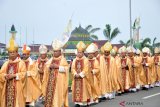 Para Uskup Agung se-Indonesia berjalan bersama sebelum melaksanakan prosesi pentahbisan Uskup Agung Medan, di Medan, Sumatera Utara, Sabtu (2/2/2019). Paus Fransiskus mengangkat Pastor Kornelius Sipayung yang menjabat sebagai Minister Provinsial Ordo Kapusin Provinsi Medan menjadi Uskup Keuskupan Medan menggantikan Minsinyor Anicetus Bongsu Sinaga OFMCap yang mengajukan pengunduran diri karena usia pensiun. (Antara Sumut/Septianda Perdana)