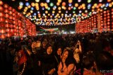 Warga memadati kawasan Pasar Gede yang dihiasi dengan lampion saat malam Tahun Baru Imlek 2019 di Solo, Jawa Tengah, Senin (4/2/2019). Panitia Imlek Solo memasang ribuan lampion di kawasan Pasar Gede untuk memeriahkan perayaan Tahun Baru Imlek 2570/2019 sekaligus juga sebagai daya tarik wisatawan berkunjung ke Kota Solo. ANTARA FOTO/Mohammad Ayudha/hp. 