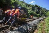 Pekerja memperbaiki bantalan rel Kereta Api (KA) di lokasi anjloknya gerbong listrik KA Malabar jurusan Malang-Bandung di KM 302+3/4 di Desa Karangkamulyan, Kabupaten Ciamis, Jawa Barat, Sabtu (2/2/2019). Kejadian gerbong anjlok dan perbaikan mengakibatkan perjalanan KA Mutiara Selatan dan KA Serayu terhambat. ANTARA JABAR/Adeng Bustomi/agr.