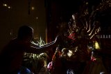 Pekerja memasangkan kalung untuk patung dewa di Vihara Dharma Ramsi, Bandung, Jawa Barat, Senin (4/2/2019). Persiapan tersebut dilakukan dalam rangka H-1 Tahun Baru Imlek 2570. ANTARA JABAR/Raisan Al Farisi/agr. 