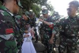 Personel TNI  yang merupakan Satgas Naturalisasi Sungai Ciliwung membersihkan sampah di bantaran Sungai Ciliwung  Kota Bogor, Jawa Barat, Senin (4/2/2019). Pemerintah Kota Bogor merealisasikan program penataan kawasan pemukiman di sekitar Sungai Ciliwung, dengan membentuk Satgas Patroli yang tediri dari anggota TNI, Pecinta Alam, Aparat Sipil Negara (ASN) dan warga untuk menopang program revitalisasi sepanjang aliran Sungai Ciliwung. ANTARA Jabar/Yulius Satria Wijaya/agr. 