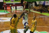 Pebasket Satria Muda Pertamina Arki Dikania Wisnu (tengah) melakukan lay up melewati hadangan pebasket Satya Wacana Salatiga Cassiopeia Manuputty (kanan) dan Raymond Miller Jr (kiri) saat pertandingan Indonesian Basketball League (IBL) Pertamax musim 2018-2019 seri Surabaya di GOR Pasific, Surabaya, Jawa Timur, Minggu (3/2/2019). Satria Muda Pertamina mengalahkan Satya Wacana Salatiga dengan skor akhir 88-80. Antara Jatim/Moch Asim/ZK.