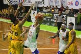 Pebasket Satria Muda Pertamina Hardianus (tengah) berusaha melakukan lay up dihadang pebasket Satya Wacana Salatiga Reza Azizi (kedua kiri) saat pertandingan Indonesian Basketball League (IBL) Pertamax musim 2018-2019 seri Surabaya di GOR Pasific, Surabaya, Jawa Timur, Minggu (3/2/2019). Satria Muda Pertamina mengalahkan Satya Wacana Salatiga dengan skor akhir 88-80. Antara Jatim/Moch Asim/ZK.