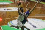 Pebasket Satria Muda Pertamina Arki Dikania Wisnu (kanan) menghalau lay up pebasket Hangtuah Jarad Scott (kiri) saat pertandingan Indonesian Basketball League (IBL) Pertamax musim 2018-2019 seri Surabaya di GOR Pasific, Surabaya, Jawa Timur, Sabtu (2/2/2019). Satria Muda Pertamina mengalahkan Hangtuah dengan skor akhir 74-63. Antara Jatim/Moch Asim/ZK.