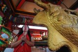 Umat Budha melakukan sembahyang  awal tahun baru Imlek di Vihara Avalokitesvara, Pamekasan, Jawa Timur, Selasa (5/2/2019). Ibadah tersebut dimaksudkan agar mendapatkan keberkahan, kesuksesan dan kesehatan  ditahun babi tanah. Antara Jatim/Saiful Bahri/ZK
