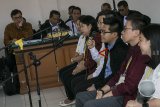 Terdakwa kasus dugaan suap perizinan proyek Meikarta, Billy Sindoro (kiri) mendengarkan keterangan sejumlah saksi dari pihak pengembang pada sidang lanjutan di Pengadilan Tipikor Bandung, Jawa Barat, Senin (4/2/2019). Sebanyak tujuh orang saksi dari pihak pengembang yakni Lippo Group dihadirkan oleh jaksa KPK untuk meminta keterangan terkait dugaan aliran dana suap dalam mengeluarkan Izin Peruntukan Penggunaan Tanah (IPTT) proyek Meikarta. ANTARA JABAR/Novrian Arbi/agr. 