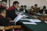 Terdakwa kasus dugaan suap perizinan proyek Meikarta, Billy Sindoro (kedua kanan) mendengarkan keterangan sejumlah saksi dari pihak pengembang pada sidang lanjutan di Pengadilan Tipikor Bandung, Jawa Barat, Senin (4/2/2019). Sebanyak tujuh orang saksi dari pihak pengembang yakni Lippo Group dihadirkan oleh jaksa KPK untuk meminta keterangan terkait dugaan aliran dana suap dalam mengeluarkan Izin Peruntukan Penggunaan Tanah (IPTT) proyek Meikarta. ANTARA JABAR/Novrian Arbi/agr. 