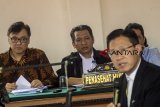 Terdakwa kasus dugaan suap perizinan proyek Meikarta Billy Sindoro (kiri) mendengarkan keterangan saksi CEO Lippo Group James Riady (kanan) saat  sidang lanjutan di Pengadilan Tipikor Bandung, Jawa Barat, Rabu (6/2/2019). James Riady menjadi saksi untuk dimintai keterangan dan tambahan informasi terkait hubungan dengan terdakwa kasus dugaan suap perizinan Proyek Meikarta Billy Sindoro serta pertemuan yang dilakukan dengan Bupati nonaktif Bekasi Neneng Hassanah. ANTARA JABAR/Novrian Arbi/agr. 