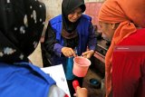 Petugas puskesmas memberikan edukasi mengenai bahaya Demam Bersarah (DBD) kepada masyarakat di Banyuwangi, Jawa Timur, Jumat (1/2/2019). Sosialisasi oleh Juru Pemantau Jentik (Jumantik) kepada masyarakat dan siswa tersebut, sebagai upaya memberikan edukasi untuk mencegah peredaran penyakit DBD. Antara Jatim/Budi Candra Setya/Zk