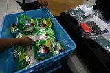 Petugas menata barang bukti narkotika jenis sabu di Badan Narkotika Nasional Provinsi (BNNP) Jawa Timur, Surabaya, Jawa Timur, Senin (4/2/2019). BNNP Jatim menangkap lima orang tersangka berinisial F (36), HSN (33), HSL (49), I (56) serta W S (24) dan mengamankan barang bukti salah satu diantaranya sabu yang diduga dari Malaysia dengan berat sekitar 18,3 kilogram. Antara Jatim/Didik Suhartono/zk