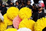 Anak-anak bermain bola yang terbuat dari sampah sedotan di pengolahan bank sampah Penganjuran, Banyuwangi, Jawa Timur, Rabu (6/2/2019). Anak-anak tersebut belajar cara mengolah sampah plastik menjadi barang yang lebih bermanfaat, dan tidak mencemari lingkungan. ANTARA FOTO/Budi Candra Setya/nym