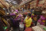 Pedagang memberikan angpao kepada penari barongsai yang berkeliling Pasar Badung, Denpasar, Bali, Senin (4/2/2019). Atraksi barongsai tersebut untuk memohon berkah dan mengusir aura negatif dalam menyambut Tahun Baru Imlek 2570. ANTARA FOTO/Nyoman Hendra Wibowo/nym