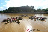 Pedagang Pasar Terapung Siring Piere Tendean melakukan atraksi Jukung (perahu) di Sungai Martapura, Banjarmasin, Kalimantan Selatan, Rabu (06/2/2019).Sebanyak 80 pedagang melakukan atraksi jukung (perahu) guna memperkenalkan keindahan pasar terapung kepada pengunjung maupun tamu yang berkunjung ke Kota Banjarmasin .Foto Antaranews Kalsel/Bayu Pratama S. 