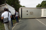 Terjadi kecelakaan bus di Jalan Trans Kalimantan Pontianak - Tayan pada Jumat (1/2) sekitar pukul 08.45 mengakibatkan kemacetan. (Foto Antaranews Kalbar/Tantra)