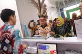  Bupati Kotabaru H Sayed Jafar bersama istri Fatma Idiana Sayid Jafar meresmikan Kantor Unit Bank Kalsel. (Antaranews Kalsel/ist/imm)