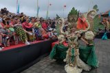 Seorang model menampilkan sebuah rancangan busana dalam parade budaya Festival Balingkang Kintamani di kawasan Pura Ulundanu Batur, Bangli, Bali, Rabu (6/2/2019). Festival tersebut digelar untuk meningkatkan kunjungan wisatawan ke Bali khususnya ke kawasan Kintamani. ANTARA FOTO/Nyoman Hendra Wibowo/nym.