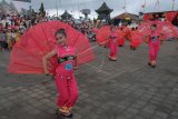 Seniman menampilkan tarian kreasi dalam parade budaya Festival Balingkang Kintamani di kawasan Pura Ulundanu Batur, Bangli, Bali, Rabu (6/2/2019). Festival tersebut digelar untuk meningkatkan kunjungan wisatawan ke Bali khususnya ke kawasan Kintamani. ANTARA FOTO/Nyoman Hendra Wibowo/nym.