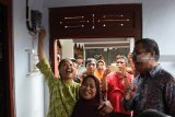 Menteri Badan Usaha Milik Negara (BUMN) Rini Soemarno (kiri) menyalakan listrik saat meninjau permukiman warga penerima bantuan sambungan listrik gratis untuk masyarakat tidak mampu melalui Program BUMN Hadir Untuk Negeri di Magetan, Jawa Timur, Jumat (1/2/2019). Pemerintah melalui program tersebut merencanakan penyambungan listrik gratis bagi 128.098 keluarga tidak mampu yang ditargetkan selesai Maret 2019. Antara Jatim/Siswowidodo/ZK.