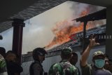 Petugas berusaha memadamkan api yang membakar Vihara Samudra Bhakti di Bandung, Jawa Barat, Selasa (5/2/2019). Kebakaran yang terjadi saat warga Tionghoa beribadah di Vihara terbesar dan tertua di Bandung tersebut diduga berasal dari gudang penyimpanan lilin. ANTARA JABAR/Raisan Al Farisi/agr. 