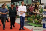 Presiden Joko Widodo (kanan) didampingi Menteri BUMN Rini Soemarno (tengah) dan Seskab Pramono Anung (kiri) menghadiri Green Festival 2019 yang diselenggarakan oleh Kementerian BUMN di Jakarta Convention Center, Jakarta, Kamis (31/1/2019). Kegiatan Green Fest 2019 tersebut untuk meningkatkan kepedulian dan minat generasi milenial terhadap gaya hidup ramah lingkungan serta mendorong lahirnya ide-ide dan inovasi baru di sektor agrikultur. ANTARA FOTO/Wahyu Putro A/wsj.