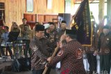 Gubernur Kalsel Sahbirin Noor (Kiri) menyerahkan bendera Pataka kepada Walikota Banjarbaru Nadjmi Adhani (kanan) saat pelantikan Pengurus Dewan Harian Cabang Badan Pembudayaan Kejuangan 45 Kabupaten/Kota Se Kalsel di Kiram Park, Kabupaten Banjar, Kalimantan Selatan, Senin (04/2/2019).Gubernur Kalsel Sahbirin Noor resmi melantik pengurus DHCBPK 45 untuk pembudayaan jiwa, dan semangat kejuangan 45 kepada generasi penerus bangsa agar tetap lestari dalam mengisi pembangunan. .Foto Antaranews Kalsel/Bayu Pratama S/f