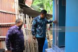 Wali Kota Kediri Abdullah Abu Bakar dalam kegiatan penyerahan bantuan di Kelurahan Ngampel, Kecamatan Mojoroto, Kota Kediri, Jawa Timur, Jumat (1/3). Sebanyak 50 warga Kota Kediri, mendapatkan bantuan 50 unit fasilitas jamban sehat dari program bantuan tanggung jawab perusahaan (CSR/ Corporate Social Responsibility) Bank Jatim Kediri, sebagai upaya menerapkan gaya hidup lebih sehat pada warga. Antara Jatim/Asmaul Chusna/zk.