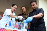 
Direktur Reserse Narkoba Polda Kalbar, Kombes (Pol) Gembong Yudha (kanan) bersama Koordinator Kejaksaan Tinggi Kalbar Lambok Sidabutar (kedua kanan) dan Perwakilan BNNP Kalbar Dokter Wilhemina (kiri) memusnahkan sabu dan ekstasi saat rilis ungkap kasus di Mako Ditresnarkoba Polda Kalbar, Kamis (28/2). Dit Reserse Narkoba Polda Kalbar memusnahkan 1,2 kilogram sabu dan sepuluh butir ekstasi yang merupakan hasil tangkapan dari sepuluh tersangka di kawasan Kampung Beting Pontianak dan kargo Bandara Supadio. ANTARA FOTO/Jessica Helena Wuysang