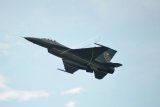 Pesawat tempur jenis F-16 dari Skadron Udara Lanud Roesmin Nurjadin, Pekanbaru, RIau terbang rendah saat latihan Cakra 2019 di wilayah udara Blang Bintang, Kabupaten Aceh Besar, Aceh, Kamis (28/2/2019). Latihan Cakra 2019 yang melibatkan empat pesawat tempur F-16, helikopter Puma dan pesawat angkut militer Hercules dari tanggal 25 Februari hingga 2 Maret itu untuk meningkatkan kemampuan dan profesional TNI AU dan sekaligus patroli pengamanan wilayah udara NKRI. ANTARA FOTO/Ampelsa/wsj.