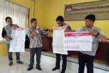 Anggota KPU Medan Edy Suhartono (kedua kiri) memberikan penjelasan saat sosialisasi Pemilu 2019 di Medan